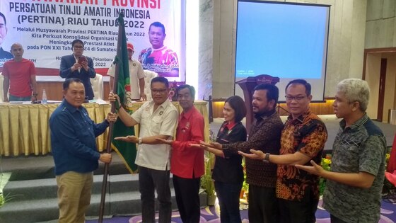 Penyerahan pataka oleh Ketua Pertina Riau Demisioner, Robin P Hutagalung, kepada Ketua Pertina Riau Terpilih, Suyadi. 